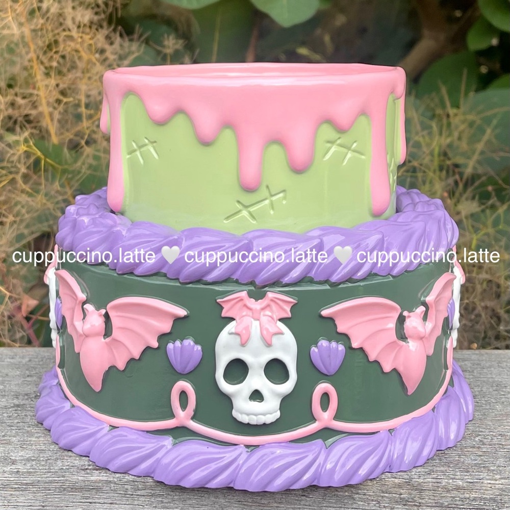 🎃NWT💀Bath & Body Works Halloween Drip Cake 3-Wick Candle Pedestal Holder